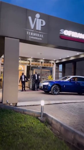 𝗟𝗘 𝗣𝗔𝗦𝗧𝗘𝗨𝗥 𝗟𝗘 𝗣𝗟𝗨𝗦 𝗥𝗜𝗖𝗛𝗘 𝗗𝗨 𝗛𝗔𝗨𝗧 𝗞𝗔𝗧𝗔𝗡𝗚𝗔🇨🇩Dans un pays où beaucoup attendent que l’État change leur destin, certains hommes décident d’écrire leur propre histoire. L’Apôtre Dr. Jean-Clément Diambilay, connu comme le pasteur le plus riche du Haut-Katanga, est l’un de ces hommes. Mais derrière le titre, il y a une histoire de foi, de persévérance et de vision.Né le 27 juillet 1972, dernier d’une fratrie de 13 enfants, il aurait pu rester prisonnier des limites de