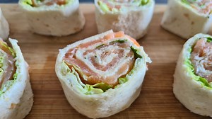 Les wraps sont toujours délicieux et peuvent être garnis selon les envies 😍 Une savoureuse recette au saumon fumé à préparer en quelques minutes qui va surprendre vos convives 👌 | La cuisine de Hayat