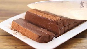 How to make a Christmas chocolate mousse cake without eggs or an oven