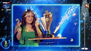 Judge Neha Kakkar ne ek jhalak diya Indian Idol ke trophy ka!🏆 Iss baar kaun banega iska haqdaar, woh toh samay hi batayega! 😃 Aaj se dekhiye Indian Idol Season 13, Sat-Sun, raat 8 baje, sirf Sony par! #IndianIdol13 #IndianIdol | Sony Entertainment Television