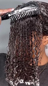 ➡️ How to: Use our Soothe & Restore Restorative Protein Mask ✔️ “It was easy to apply, it has a good slip, it allowed me to untangle the hair and when I rinsed it out, the hair was soft and not feeling rough as it usually happens with this type of hair mask.” -Katherine ➰Available at discovertreluxe.com! 📸: @versionrizada | TréLuxe Hair Care