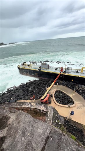 Ultima hora Barcasa con diesel encayo y el diesel se esta derramando en el mar
