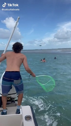 When the currents strong and you don’t want to lose the next lobster you have your eye on: “Oh that’s a long oneeeeee” 🤣 @tailingwateroutfitters #calcuttaboats #calcutta263 #foryou