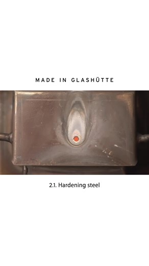 Now things are really heating up! Since our camera would melt rather than shoot great films at 800°C (1472°F), we’ll show you this process in a more conventional way. Typical of many steel parts, the hardening of our crown wheel can be seen here. Annealing the steel parts and quenching them in cold water or oil alters the microstructure of the steel, drastically increasing the robustness of the material and achieving a toughness that is often referred to as “glass hard.” The material is now very