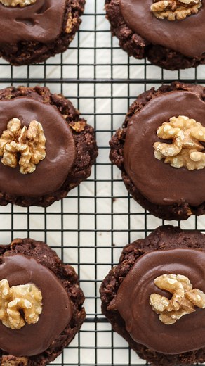 Chocolate Afghan Biscuits 🍫🍪 Crunchy, sweet and chocolatey. Made from corn flakes and topped with chocolate icing, it isn’t hard to see why these are such a classic! | Recipes by Carina