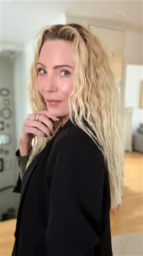 Jenny L Andersson on Instagram: "Häng med mig när jag igår… gjorde mig i ordning inför en AW med kollegorna från jobbet🥂🥂 I samarbete med @maxfactor har jag fått hem deras Miracle Pure Glow Framer Skin Tint, en foundation som smälter perfekt in i hyn och ger ett fantastiskt glow och lyster ✨✨ Tillsammans med @maxfactor och ✨Miracle Pure Infused Cream Blush ✨Miracle Pure Lip Enhancer ✨2000 Calorie Full Volume Mascara var jag mer än redo för en härlig kväll🥂🥂 Har du prövat någon av dessa produ