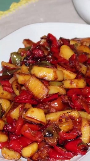 Pipi e Patati... Peperoni e patate alla calabrese, un piatto tradizionale unico #calabria #foodphotography #foodblogger #recipe #recipes #tutorial #foodporn #food #art #artfood #instafood #instagood #fantastic #amazing #amazingfood #youtuber #video #cooking #cookie #cook #cookies #ricette #italianfood #cucinare #ricettadelgiorno #cucinaitaliana | La Cucina e le Idee di Luisa