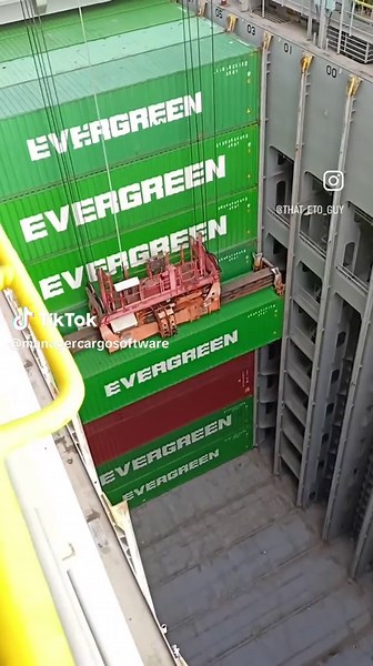 Manager Cargo facilita la carga aérea y marítima! 📦✈️🚢 Aquí, pueden ver cómo se cargan enormes contenedores de 40 pies en un barco con precisión y eficiencia . ¡Optimiza tus operaciones con nuestras herramientas avanzadas! #softwaredecarga #modulocasillero #softwaremanagercargo #enviosatodoecuador #envioscolombia #enviospanama #casillerospanama #contenedores #maritimos