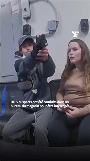 Un homme de 21 ans a tenté de tirer sur un policier lors d’un interrogatoire dans un magasin Walmart