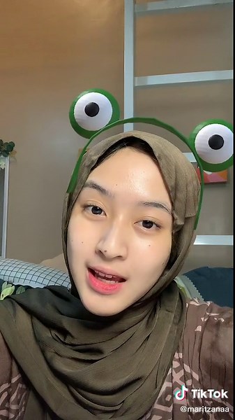 Creative Indoor Style: Headscarf and Green Headband