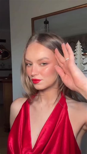 Presenting a stunning festive makeup look ❤️✨ What do you think? Are you a fan of a classic glam with glowing skin and bold red lips? Here’s the list of Avon products used to create this look: ✨ Anew Foundation in shade 140P ✨ Avon Pearls Blusher in Medium ✨ Ultra Highlighter in Icy Glow ✨ Ultra Eyeshadow Palette in Soir ✨ Glimmerstick Eyeliner in Goldmine ✨ Genius Mascara ✨ Anew Lipstick in Revitalizing Rouge Perfect inspiration for your festive nights out! 🎄💄 #Avon #AvonMalta #Makeup #Festiv