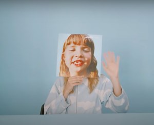 Chanson et FLE : retracez la carrière fulgurante d'Angèle avec le clip de son titre « Flou ». Activités B1