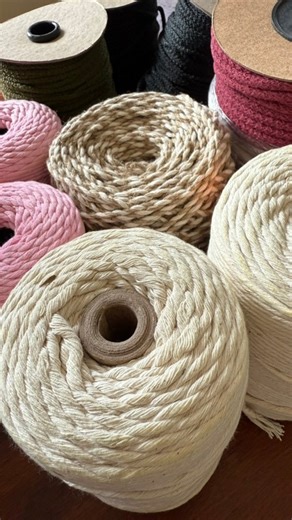 4.2K views · 100 reactions | Mini vivo de los hilos HERMOSOS que me mandaron de Ardur - Hilos para Macrame y Crochet Si querés ver toda su variedad de hilados seguilos que no te vas a arrepentir. Si todavía no estás suscripta al Baul de Tutoriales, te recomiendo que lo hagas YA MISMO desde este link: https://laquntaencasa.tiendup.com/curso/baul-de-tutoriales-de-macrame No vemos tejiendo珞 #macrame #macramediy #hilosmacrame #macramehilos | La Quinta en Casa | Facebook