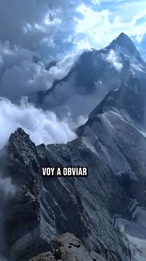 Ale Foronda, alpinista y escalador on Instagram: "🏔️Matterhorn: Merece la pena el riesgo?👇🏼🤔 He subido ya unos cuantos cuatromiles🏔️, pero sólo en este pico tuve la sensación de que la montaña intentaba mat4rn0s💀 Los desprendimientos eran casi continuos, las tormentas repentinas y violentas, el viento incesante... Es un sentimiento constante de estar dando pasos hacia la boca del lobo🐺 y actualmente sigo dudando en si sobrepasé los límites de la sensatez al ascender En alpinismo hay que d