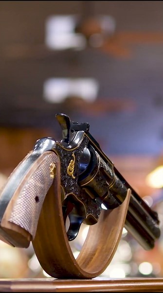 A rare showcase! This hand engraved Colt Python!