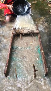 filtering sand in the river using a carpet to get gold #mencariemasdisungsi #mencariemasmenggunakanpanci #menemukanemasdisungai | Rujian Noor