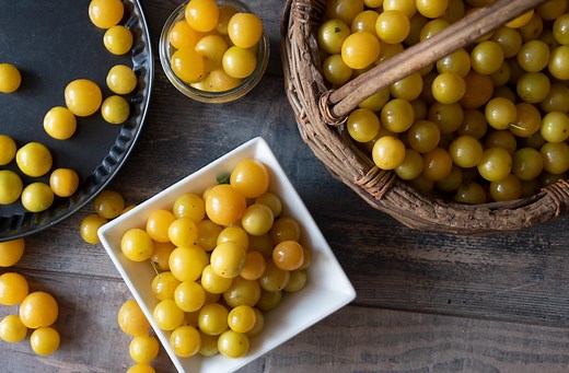 Nalewka z mirabelek z pestkami, na bimbrze: przepis na tradycyjną mirabelkówkę