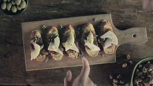 Improve any dish with the tantalizing flavours of caramelized onion and bacon. These #PCBlackLabel Bacon Marmalade recipes are next-level delicious. Find more ways to play at http://bit.ly/2y9Em1W. #PlayWithYourFood | President's Choice