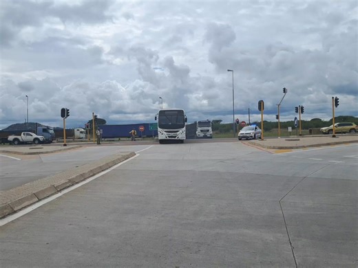 𝐓𝐫𝐚𝐟𝐟𝐢𝐜 𝐀𝐥𝐞𝐫𝐭 ⚠️ 𝐃𝐚𝐭𝐞: 𝟏𝟖 𝐃𝐞𝐜𝐞𝐦𝐛𝐞𝐫 𝟐𝟎𝟐𝟓 𝐓𝐢𝐦𝐞: 𝟎𝟗𝐡𝟎𝟎 𝐁𝐫𝐞𝐚𝐤𝐢𝐧𝐠 𝐍𝐞𝐰𝐬 - 𝐎𝐯𝐞𝐫𝐥𝐨𝐚𝐝𝐞𝐝 𝐁𝐮𝐬 𝐈𝐧𝐭𝐞𝐫𝐜𝐞𝐩𝐭𝐞𝐝 𝐨𝐧 𝐍𝟏 𝐁𝐲𝐩𝐚𝐬𝐬, 𝐏𝐨𝐥𝐨𝐤𝐰𝐚𝐧𝐞. A 65‑seat cross-boader bus was stopped on the N1 bypass adjacent to Peter Mokaba Stadium after officers observed a severe overload. The vehicle was carrying *117 occupants* – 1 driver, 101 passengers and 15 minors – *52 passengers beyond its legal capacity*. The bus, en route from Gaut