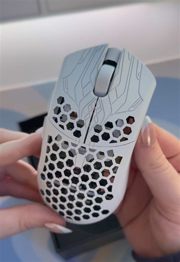 unboxing Frostlord by Final Mouse! its my favourite final mouse design so far | #finalmouse #unboxing #tech #gamingmouse #techgirl