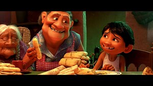 Mit Disney•Pixars neuem Film COCO betretet ihr eine vollkommen neue, bunte Welt. 🏵 💀 Aber zuvor nimmt euch Olaf mit nach Arendelle auf ein 20-minütiges Abenteuer – kommt ihr mit ins Kino? ☃ | Disney