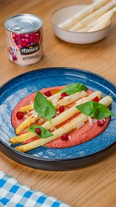 Des asperges blanches croquantes, un tzatziki revisité à la betterave pour une touche colorée et gourmande… Voici la recette parfaite pour célébrer le printemps ! 🌸 Vous aurez besoin de : - 1 moyenne boite de betteraves d’aucy - 200 g de yaourt grec nature - 6 gousses d'ail - 1 cuillère à soupe d’huile d’olive - Sel et poivre du moulin - 1 cuillère à soupe de jus de citron - 30 g de beurre - 1 botte d'asperges blanches - 1 demi-orange - Quelques brins de romarin - Une poignée d’amande effilée -