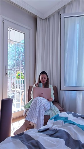 Yoga genelde esneklik kazandıran bir egzersiz ya da zihni sakinleştiren bir pratik olarak bilinir. Ama bazı araştırmalar yoganın etkisinin bununla sınırlı olmayabileceğini söylüyor. Yoga DNA’nı etkiliyor olabilir. Kronik stresle yaşıyorsan, bağışıklık sistemin sık sık düşüyorsa ya da bedenin sürekli yorgun hissediyorsa bunu okumak isteyebilirsin. 2025 yılında yayımlanan “Effects of Yoga on Gene Expression: A Systematic Review of Randomised Controlled Trials” başlıklı bir araştırma, yoganın hücre