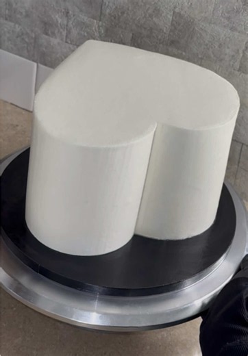 Heart Cake Tutorial: Behind-the-Scenes Cake Decorating Guide