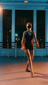 Don't miss another chance to dance with the legendary Desmond Richardson of Complexions Contemporary Ballet‼️ 🔹SPOTLIGHT CLASS🔹 Adv/Int Contemporary Monday, Nov 8 8:00-10:00 PM EST In-Studio & Virtual! SIGN-UP HERE: https://www.stepsnyc.com/classes/workshops/spotlight-series/ 🧠: @desmondrich7 🎶: "Full Moon", Brandy 💃: @lucycole03 🎥: Jacob Hiss 💡: @jennacity & @msurb #stepsonbroadway #complexionscontemporaryballet #contemporaryballet #balletdancer #dancersofny | Steps on Broadway