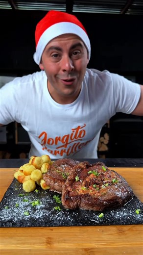 Jorgito Parrillero on Instagram: "🎄Continúa la gran caravana navideña de Coca-Cola Zero Azúcar y hoy es el turno de La Florida desde las 20:00 a 23:00 comienza desde Parque Eduardo Frei y termina en Estadio Bicentenario @cocacola_cl 👉Para la carne una buena punta de ganso, sécala bien con papel absorbente, salpimienta por ambos lados y con un cuchillo afilado y sin tocar los bordes hacemos un corte medio a medio hasta formar un estuche. 👉Para el relleno el interior de 2 longanizas artesanales