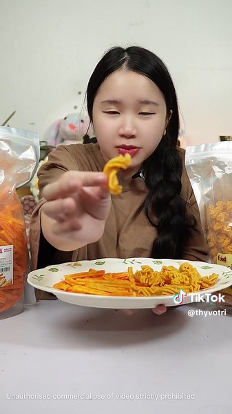 Combo ăn vặt 1kg mà rẻ như vậy á??#thyvotri #TikTokShopFUNFEST #anvat #mukbang