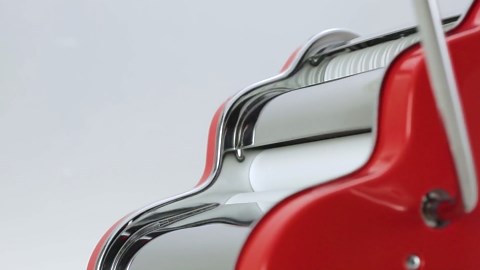 PASTALINDAClassic 200 Pasta Maker Machine, 20 cm Wide Rollers, 9 Thickness Positions, 2 Cutting Positions, Stainless Steel. Includes Reinforced Hand Crank And Two Clamps (Red)