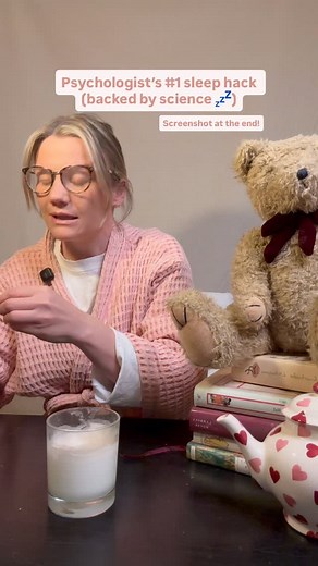 I’m a psychologist and here is my number 1 quirky, magic 🪄 sleep hack 💤 😵‍💫 Ever lie in bed replaying the day, stressing about tomorrow, and wondering why your brain won’t switch off? Here’s why 👉 your brain is still in problem-solving mode. Until you give it a harmless distraction, it won’t hand over to sleep. That’s where cognitive shuffling comes in, a trick first described by Dr. Luc Beaudoin (Simon Fraser University). It works by tricking the brain into boredom. And boredom is the gate