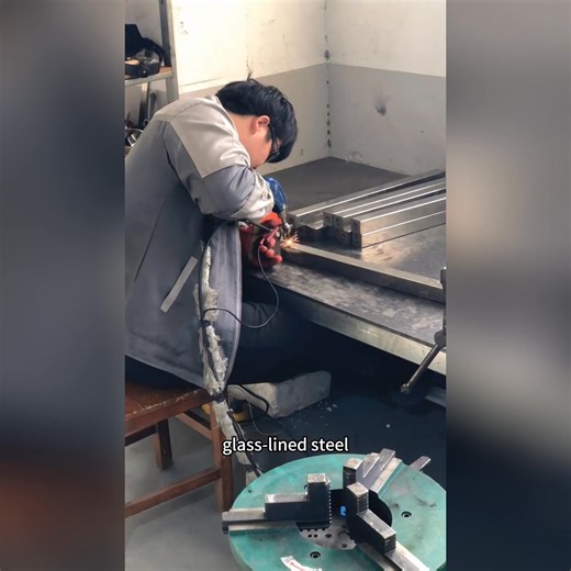 How do you choose the right reactor for your process? Material compatibility, operating temperature and pressure, mixing performance, and cleaning requirements all matter. From 304/316L stainless steel to glass-lined and Hastelloy reactors, the right choice ensures safety, stability, and efficiency. Learn how to match your process with the right reactor solution. Product page: https://www.equilrxnlab.com Contact us: https://web.whatsapp.com/send?phone=8617324813510&text= #reactor #chemicalreacto