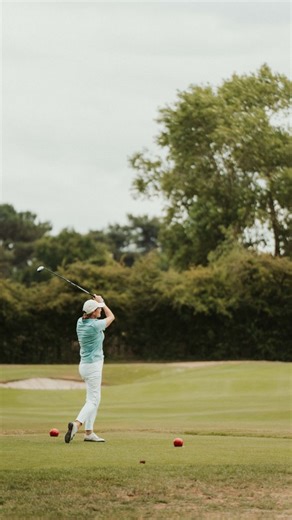 Du style, du caractère, du golf. La ELLE Golf Cup, portée par la signature exclusive @elliotostrichjewellery et @laboclio.goldbrenner ✨️ | ELLE Belgique
