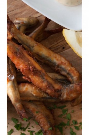 Frittierte Anchovis mit Chili-Limetten-Aioli