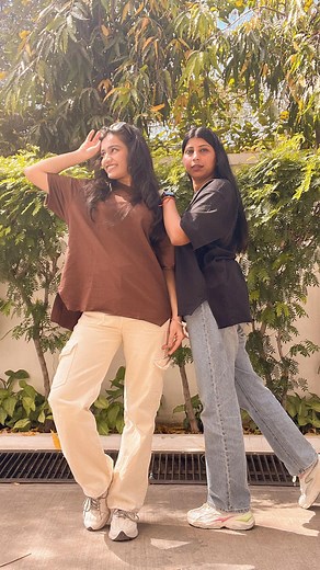 Khushi on Instagram: "Cool pose ideas part 1 #coolpose #posebff #bestie #pose #poses #howtopose #poseideas #reelsbff #foryou #poser #posereference #posemaker #photoshoot #friendship #bff #bffreels #posingtips #girlposeideas #bestiepose"