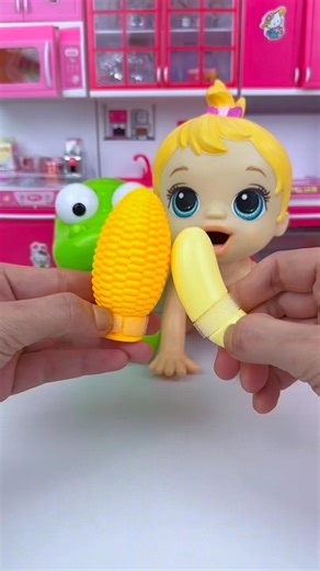 ASMR Eating Corn & Banana with Minnie Mouse & Pinkfong | Satisfying Sounds #shorts