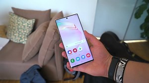 149K views · 144 reactions | Gestensteuerung, Audio-Zoom, Live-Fokus-Video und jede Menge Power: Das Samsung Galaxy Note 10+ und das Galaxy Note 10 wurden gestern erst beim großen Samsung Unpacked vorgestellt, heute testen Valentin Moeller und Madelaine die neuen Smartphones bereits in unserem Hands-on. Welche Highlights die Smartphones außerdem mitbringen, erfährst Du hier: vod.af/CheckboxGalaxyNote10 | Vodafone Deutschland | Facebook