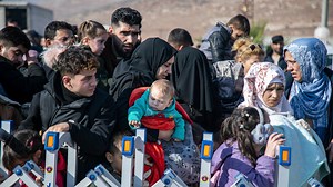 Cientos de refugiados sirios en Turquía se agolpan en la frontera: “Volveremos y reconstruiremos el país”