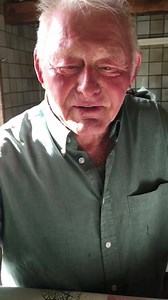 Qui boit la chartreuse.... « Tous les jours, 3 fois par jour », nous dit Jean Peillat, à Bloye (74- Albanais) qui ne trouve que des qualités à la chartreuse verte...qui fait quand même 55 degrés.. La chartreuse est une liqueur fabriquée dans les caves de Voiron en Isère, en bordure du Massif de la Chartreuse, sous la supervision des moines de la Grande-Chartreuse. Liqueur au très haut degré d'alcool (55 ° pour la verte), sa vente est la principale ressource financière des chartreux. Aujourd'hui,