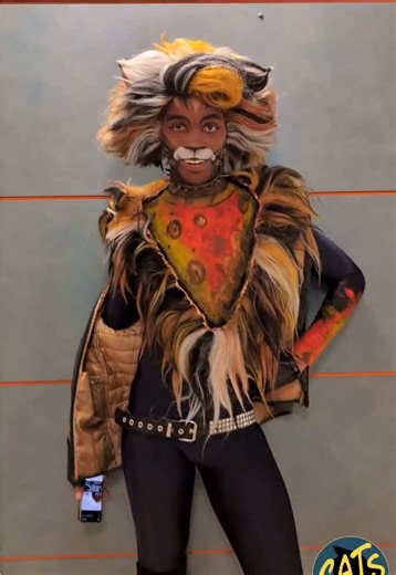 Der Jellicle Ball ist die längste und anspruchsvollste Tanznummer in CATS! 👀Rund 10 Minuten durchgehende Choreografie, die volle Konzentration, Ausdauer und Energie verlangt. Ein zentraler Moment, in dem sich die Vielfalt und Gemeinschaft der Jellicle Cats auf der Bühne zeigt 😻 #CATS #catsthemusical #musical #musicaltomorrow