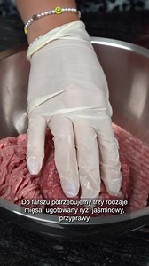 Najlepszy przepis na gołąbki! Krok po kroku dwa kultowe klasyczne sosy! 1 główka młodej kapusty 150g ryżu jaśminowego ( przed ugotowaniem) 180g mięsa wołowego 450g wieprzowiny, 300g cielęciny 1 duża biała cebula 3 łyżki masła Pieprz Sól 2 łyżeczki majeranku 2 łyżeczki lubczyku 2 łyżeczki czosnku niedźwiedziego 1 łyżeczka miodu Sos pieczarkowy 350g pieczarek 100ml rosołu 1/2 cebuli 250ml smietanki 30% Pieprz Sól Łyżka masła / oleju Kilka kropli soku z cytryny Łyżeczka suszonego lubczyku Sos pomid