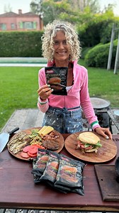 Maru Botana -pastelera ❤️🧁🎂apasionada on Instagram: "GOOOD! 😍 @swiftarg presenta la NUEVA X-TREMA! ☄️ Una hamburguesa que tiene todooo! 🥓🍔✨ 185 gramos de pura carne🥩… Es enooorme, tentadora, riquísima, ess X-TREMA: ¡X-TRA grande, e X-TRA increíble!!! 💫🤪"