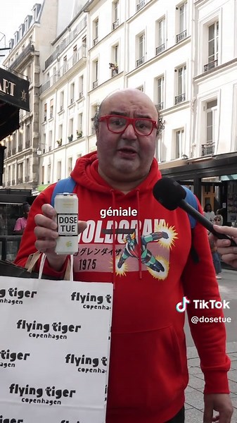 @monoprix, vous avez entendu ce que Silvère a dit ? - Mais c’est quoi DOSE ?! 😫 🥤 DOSE c’est la seule boisson vitaminée ultra-pure, non-coupée aux m*rdes habituelles (0 sucre, 0 aspartame, 0 sucralose, 0 conservateur, 0 colorant, 0 microplastique...). ♻️ En plus d’être bonne pour toi, elle est aussi bonne pour la planète : 100% recyclable, made in France, engagé aux côtés de 1% for the Planet et Addictions France. 🧓 Alors oui, on choque les darons avec une canette qui ressemble à un paquet de