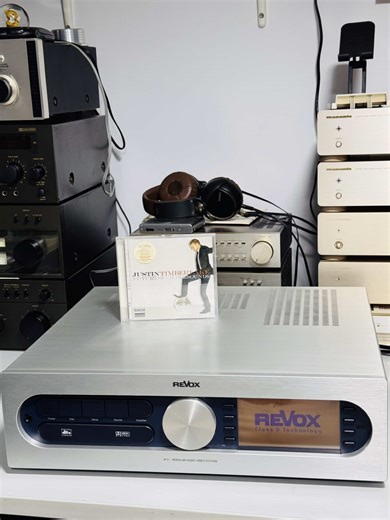 De vânzare } Revox M51 este un sistem audio-video modular high-end, conceput ca centru multimedia, capabil să funcționeze și ca soluție Multiroom. Include module pentru DVD, decodificator și amplificator, oferind opțiuni analogice (\\(5\\times 60W\\) RMS) sau digitale PWM (\\(5\\times 200W\\)). Se remarcă prin construcția modulară