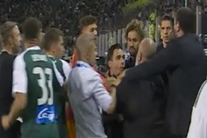 Παναθηναϊκός - Ολυμπιακός: Ήρθαν στα χέρια Καραπαπάς - Τζαβέλλας, μεγάλη ένταση στο ημίχρονο του ντέρμπι