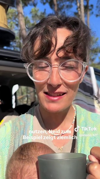 Ich kenne das Gefühl: ich scrolle, sehe Frauen bei denen gefühlt alles so@Läuft wie ich es mir wünschen würde, laufendes Business, entspanntes Mama-Dasein, am Reisen, happy und healthy body und ich Kriegs net hin. Und dann kommt Jemand und sagt “vergleich dich nicht!” , was das ganze noch schlimmer gemacht hat. Ich sag dir aber das ist normal dass unser Gehirn vergleicht weil es Orientierung sucht. Das ist Biologie. Im nenne ich dir 4 Punkte was du statt “Vergleich stoppen wollen” stattdessen tu