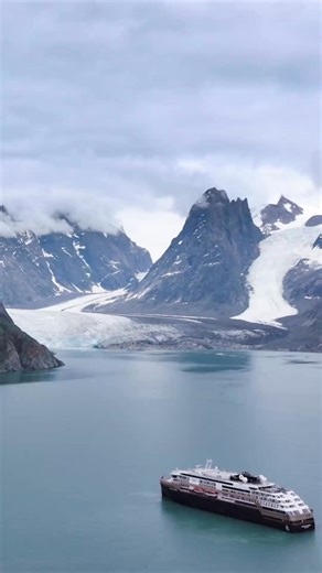 Experience warm welcomes & ever-changing landscapes in Greenland 🏔️ Save up to 25% on all-inclusive expeditions in HX's Black Friday sale 🛳️ | HX Expeditions