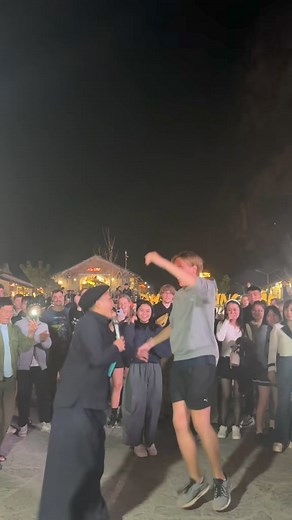 With Ben From Canada. Dance Hmong Vietnam, he is very tall. Cùng Ben tới từ Canada nhảy điệu nhảy Hmong Việt Nam :) Ổng cao quá trời ! | Hùng Mạnh